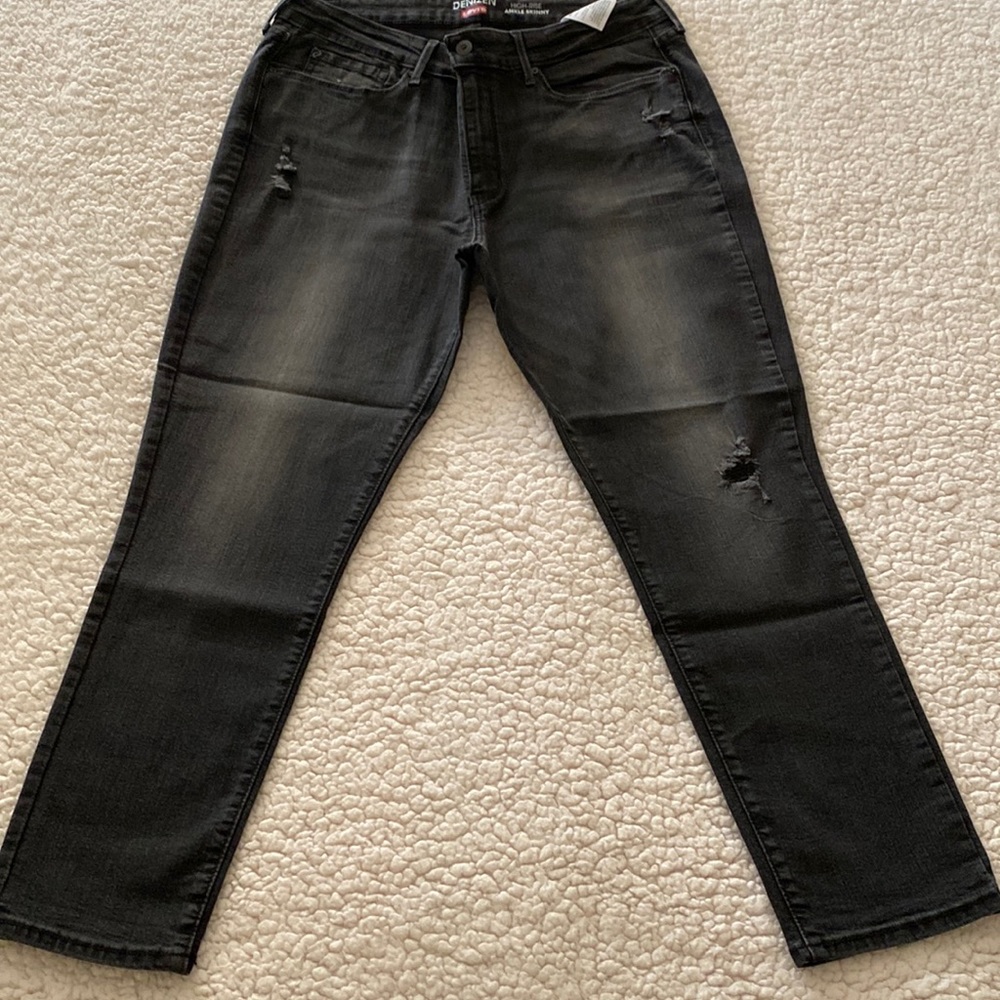 Levi’s High-Rise Ankle Skinny black jeans size 16-33W used jeans .